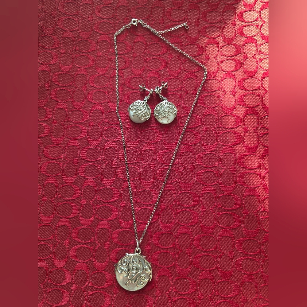 Hot Diamonds Brand Elegant Silver Pendant Necklace and Earring Set